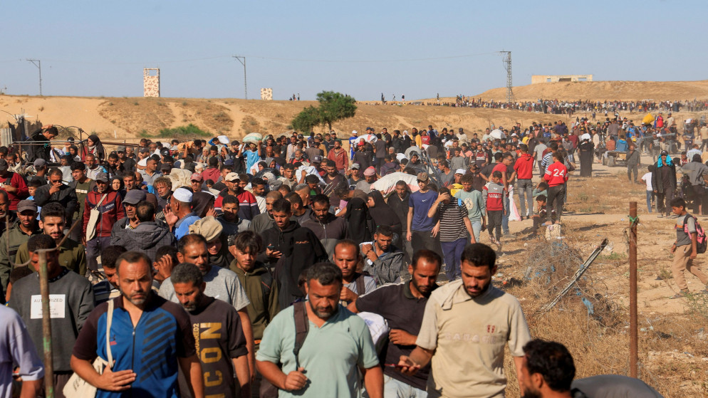 فلسطينيون يتجمعون لاستلام إمدادات المساعدات من مؤسسة غزة الإنسانية المدعومة من الولايات المتحدة، 29 أيار 2025. (رويترز)