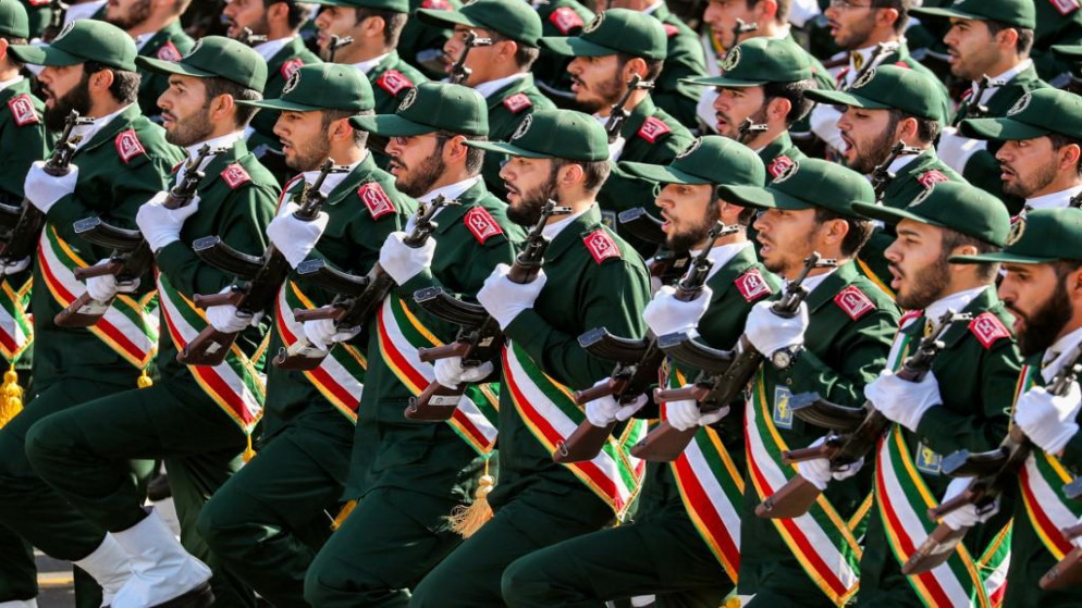 صورة أرشيفية لأفراد من الحرس الثوري الإيراني خلال عرض عسكري. (أ ف ب)