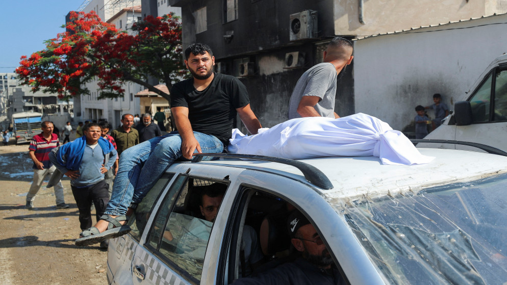 نقل جثمان شهيد فلسطيني على سيارة في مدينة غزة، 12 حزيران 2025. (رويترز)