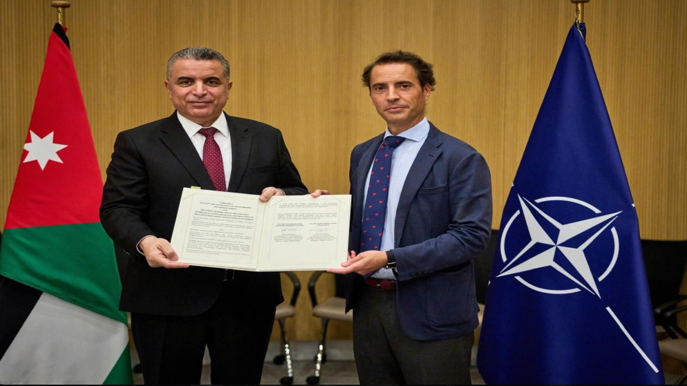 السفير الأردني المعتمد لدى حلف الناتو يوسف البطاينة مع المُمثل الخاص للجوار الجنوبي خافيير كولومينا بعد توقيع اتفاقية استضافة مكتب الارتباط الدبلوماسي للحلف في الأردن. (وزارة الخارجية)