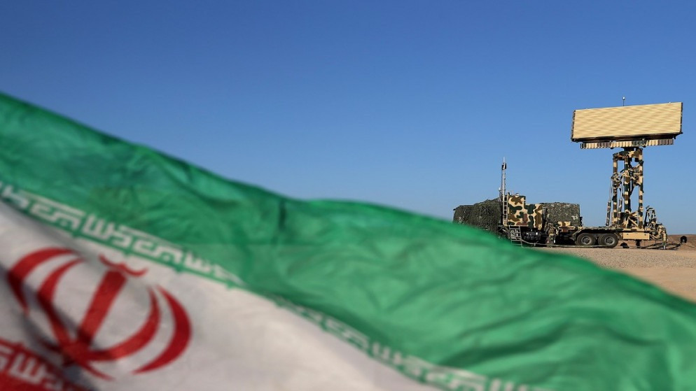 علم إيران أمام نظام رادار إيراني خلال اليوم الأول من تمرين الدفاع الجوي `` Aseman ولاية 99 ''، في مكان مجهول في إيران، 21 تشرين الأول 2020. (أ ف ب)