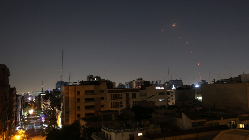 إطلاق الدفاع الجوي للجيش الإيراني نيرانه عقب الضربة الإسرائيلية في طهران، 14 حزيران 2025. (رويترز)