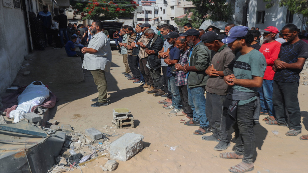 فلسطينيون يصلون الجنازة على جثمان شهيد في مستشفى الشفاء بمدينة غزة، 12 حزيران 2025. (رويترز)