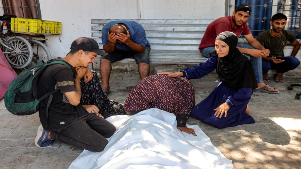 شهيد فلسطيني في نيران إسرائيلية على طوابير المساعدات في منطقة السودانية شمال غربي غزة، في مستشفى الشفاء بمدينة غزة، 14 حزيران 2025. (أ ف ب)