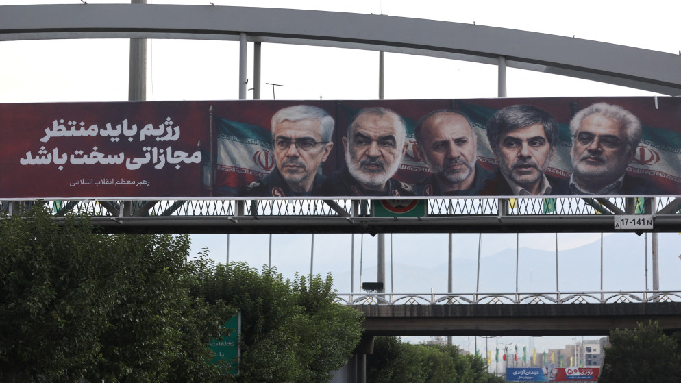 صورة تُظهر قادة إيرانيين اغتالتهم إسرائيل في أحد شوارع طهران، في 15 حزيران 2025. (رويترز)