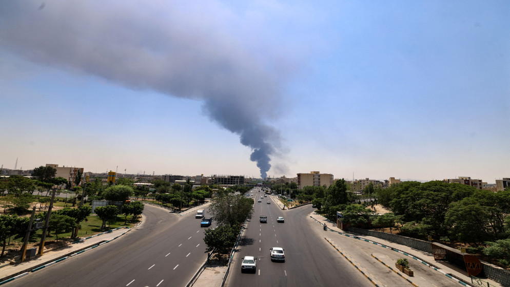 عمود كثيف من الدخان يتصاعد والنيران من مصفاة نفط في جنوب طهران، بعد أن تعرضت لضربة إسرائيلية خلال الليل، في 15 حزيران 2025. (أ ف ب)