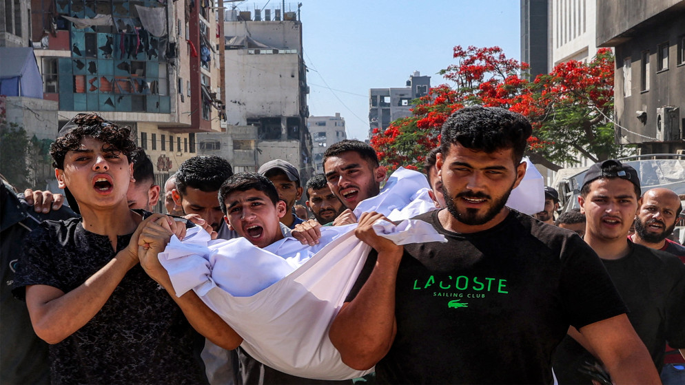 فلسطينيون يشيعون شهيدًا بالقرب من مستشفى الشفاء في مدينة غزة في 14 حزيران 2025. (أ ف ب)