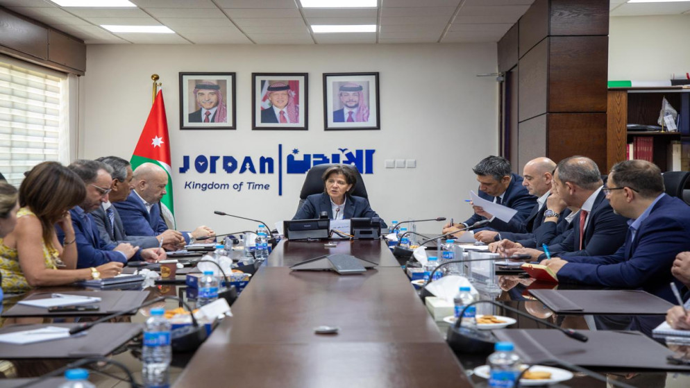 وزيرة السياحة والآثار لينا عناب خلال الاجتماع الذي عقد في مقر الوزارة، الاثنين، بحضور مشغلي القطاع السياحي والجهات المعنية بالقطاع