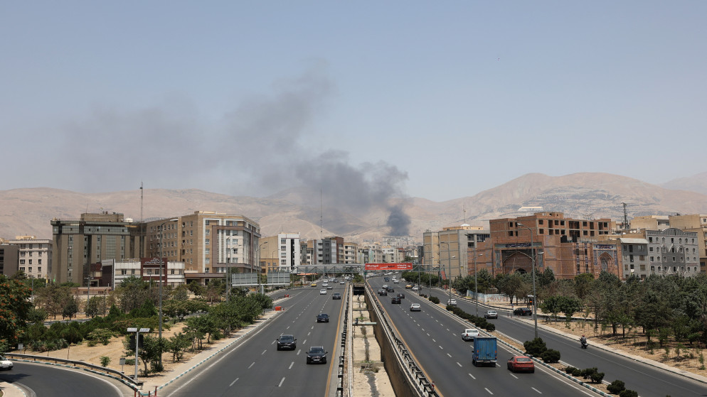 تصاعد الدخان عقب هجوم إسرائيلي على مستودع شاران للنفط في طهران، إيران، 16 حزيران 2025. (رويترز)