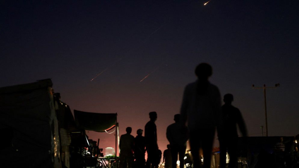 صورة تظهر صواريخ إيرانية في سماء إسرائيل.