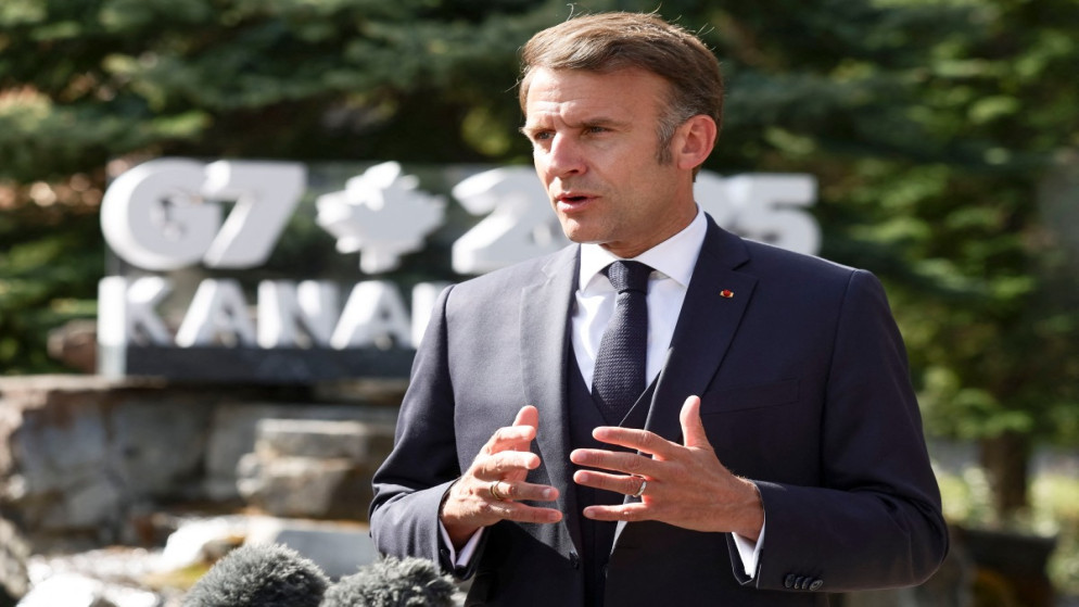 الرئيس الفرنسي إيمانويل ماكرون يتحدث إلى الصحافة خلال قمة مجموعة السبع (G7) في كاناناسكيس. كندا. 16 حزيران 2025. (أ ف ب)