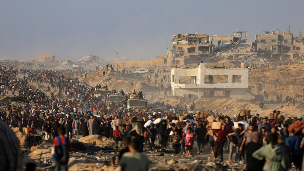 فلسطينيون يتجمعون لتلقي إمدادات الإغاثة في بيت لاهيا، شمالي قطاع غزة، 16 حزيران 2025.
