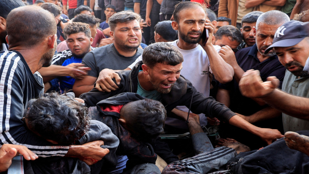 غزيون يشيعون شهداء في غزة جراء استمرار العدوان الإسرائيلي على القطاع. (رويترز)
