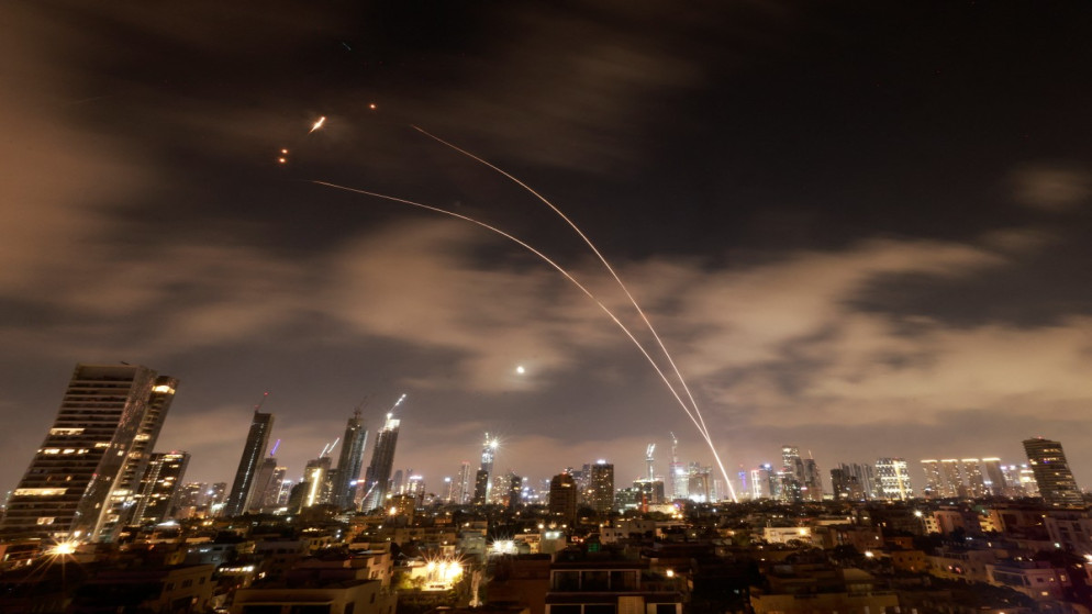 صواريخ إيرانية فوق تل أبيب. 18 حزيران 2025. (أ ف ب)