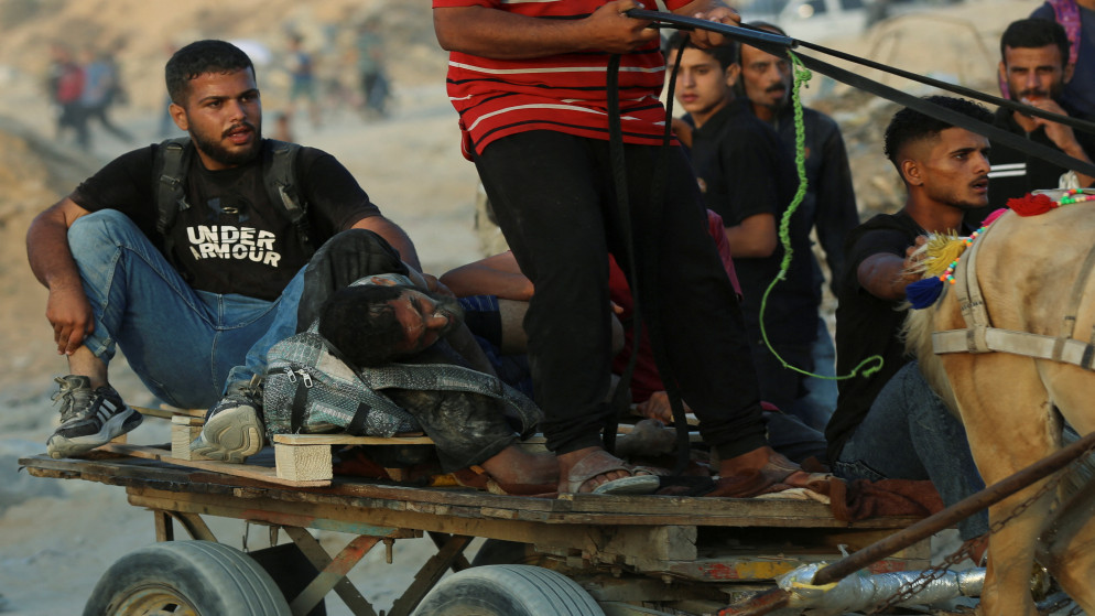 فلسطينيون يستخدمون عربة لنقل شخص في بيت لاهيا، شمالي قطاع غزة، 17 حزيران 2025. (رويترز)