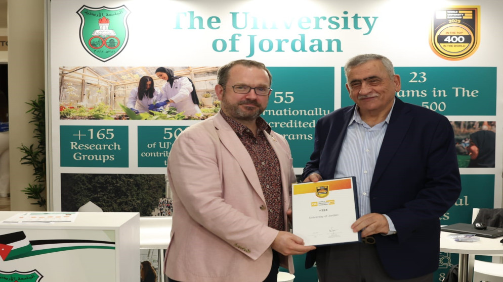 رئيس الجامعة الأردنية نذير عبيدات يتسلم تصنيف QS العالميّ للجامعات لعام 2026. 18 حزيران 2025. (الجامعة الأردنية)