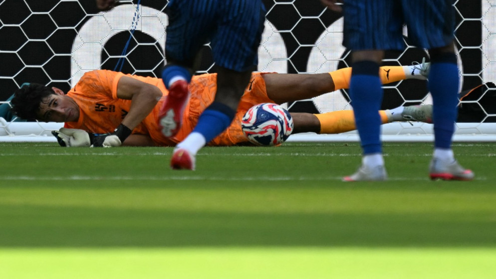 حارس مرمى الهلال ياسين بونو يتصدى لركلة جزاء خلال مباراة كرة القدم في كأس العالم للأندية أمام ريال مدريد الإسباني على ملعب هارد روك في ميامي. الولايات المتحدة. 18 حزيران 2025. (أ ف ب)