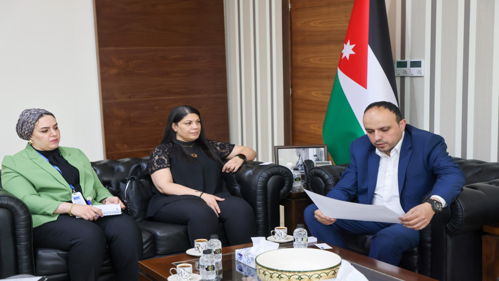 وزير الشباب يزن الشديفات والمديرة العامة للجمعية الملكية للتوعية الصحية أمل عريفج. (المملكة)