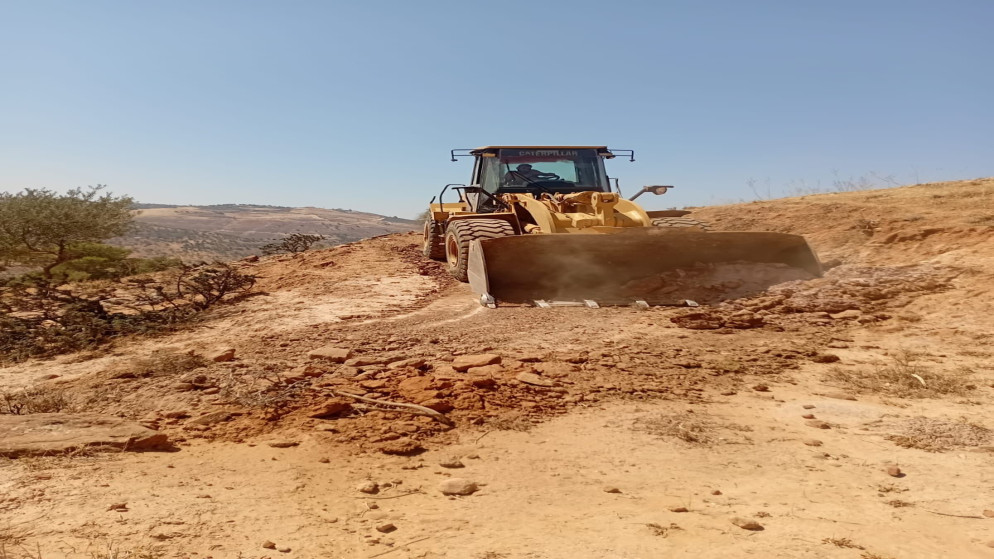 آليات تعمل على فتح خطوط نار ترابية داخل عدة مناطق من الغابات الحرجية في جرش ومنطقة سد الملك طلال. (المملكة)