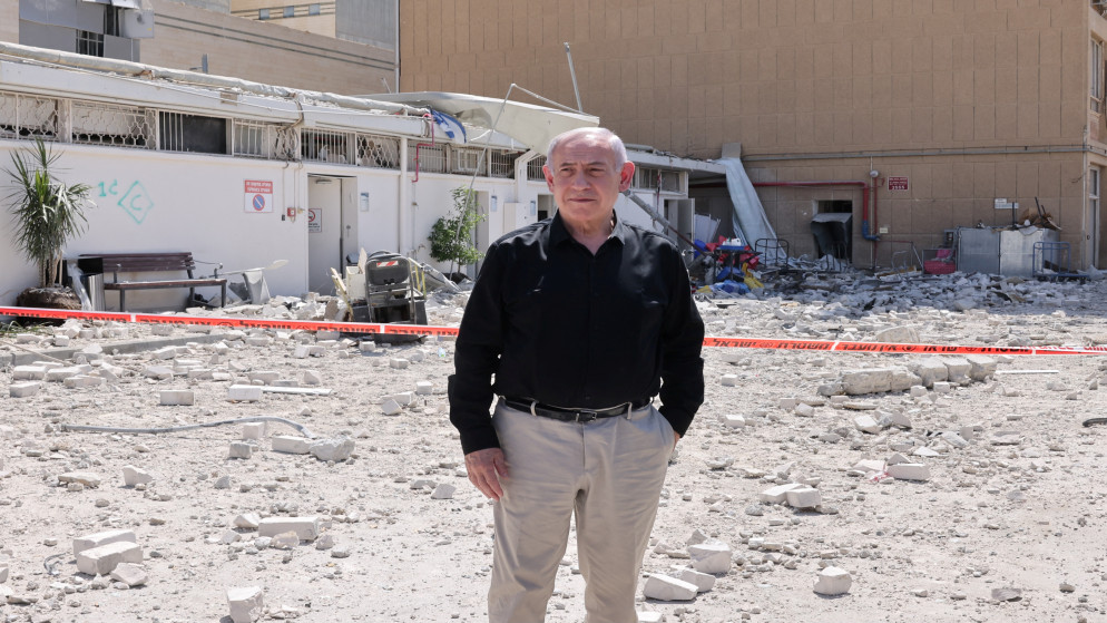 رئيس الوزراء الإسرائيلي بنيامين نتنياهو في مجمع مستشفى سوروكا، بعد أن أصيب بصاروخ أطلق من إيران، 19 حزيران 2025. (رويترز)