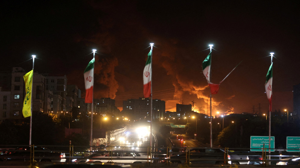 نيران تتصاعد من مستودع شاران النفطي في طهران بعد استهدافه من قبل الجيش الإسرائيلي. إيران، 15 حزيران 2025. (رويترز)