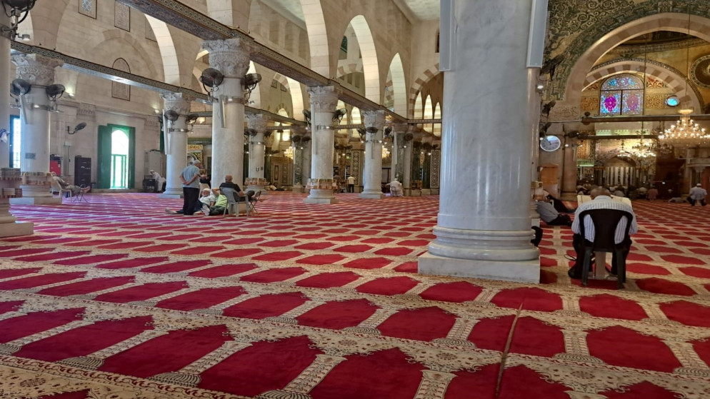 أعداد قليلة من المصلين داخل المسجد الأقصى بسبب إغلاق الاحتلال أبواب المسجد وتحديد أعداد المصلين. (المملكة)