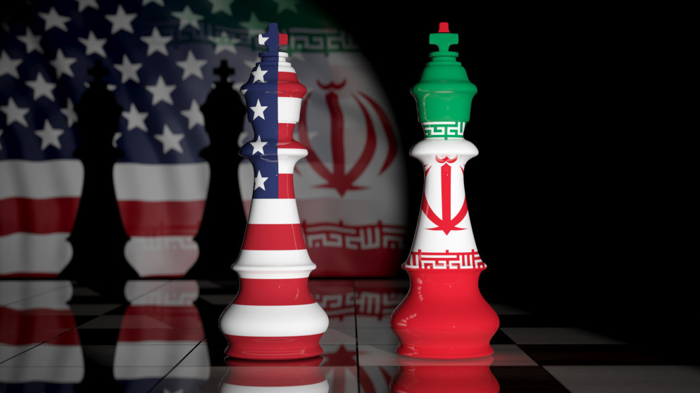 علم الولايات المتحدة وإيران على رقعة شطرنج.