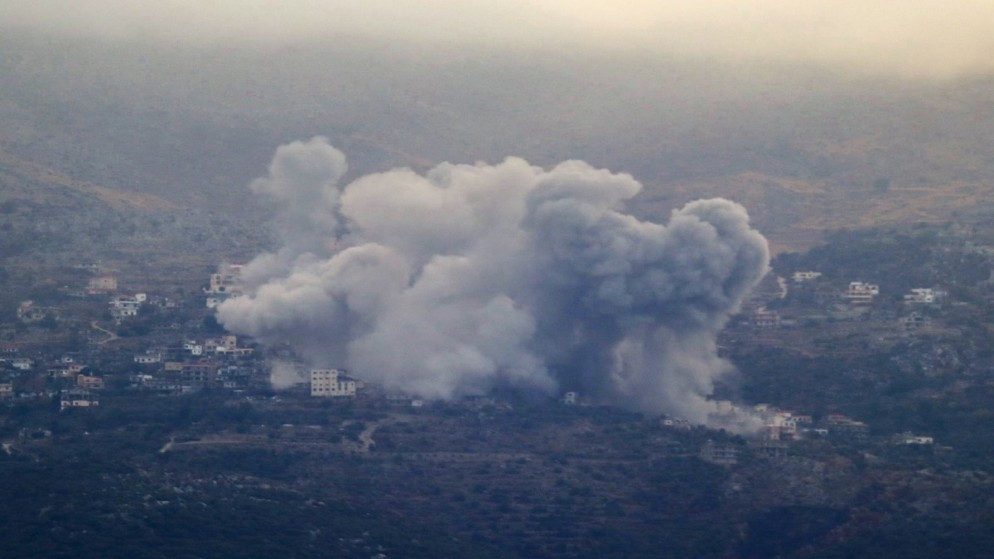 دخان يتصاعد من منطقة مرجعيون جنوبي لبنان بعد غارة إسرائيلية على قرية كفر شوبا 20 تشرين الثاني 2024.