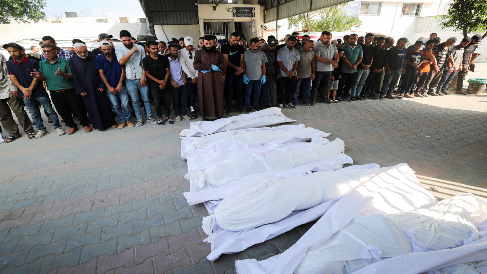 فلسطينيون يصلون الجنازة على جثامين شهداء، في مستشفى الشفاء في مدينة غزة، 21 حزيران 2025. (رويترز)