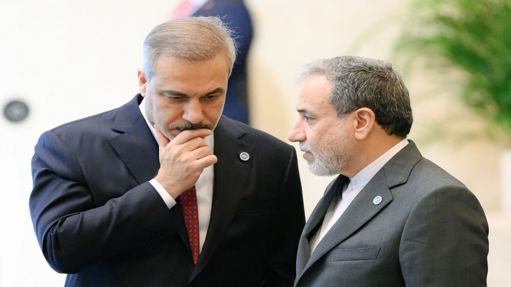 وزير الخارجية التركي يتحدث مع وزير الخارجية الإيراني خلال الدورة الحادية والخمسين لمجلس وزراء خارجية منظمة التعاون الإسلامي في إسطنبول، 21 حزيران 2025. (رويترز)
