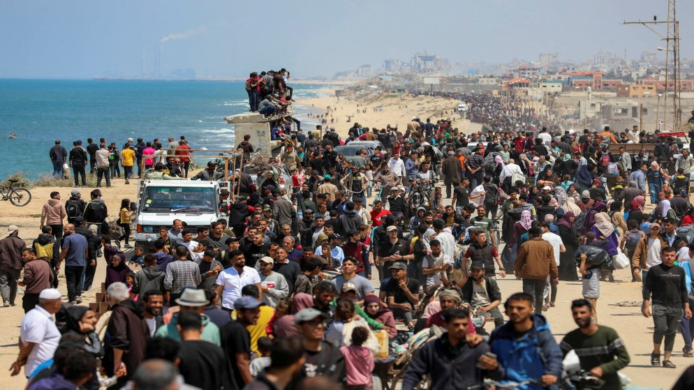 فلسطينيون نزحوا بسبب الهجوم العسكري الإسرائيلي على جنوب غزة، يشقون طريقهم أثناء محاولتهم العودة إلى منازلهم في شمال غزة،.14 نيسان/ أبريل 2024. (رويترز )