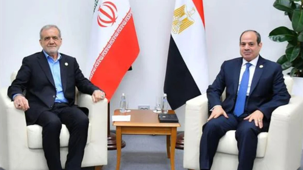 صورة أرشيفية للرئيس المصري عبد الفتاح السيسي، والرئيس الإيراني مسعود بزشكيان. (الرئاسة المصرية)