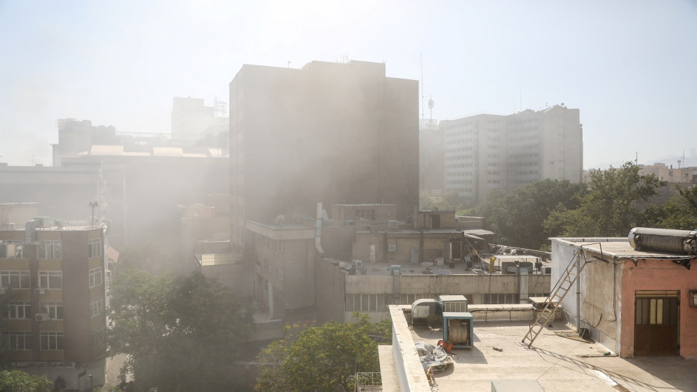 تصاعد الدخان من انفجار في أعقاب الضربات الإسرائيلية على إيران، في طهران، إيران، 15 حزيران 2025.(أ ف ب)