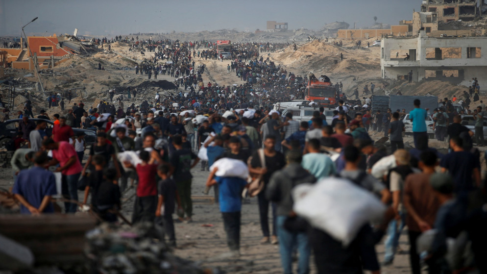 فلسطينيون يتجمعون لتلقي المساعدات في بيت لاهيا، شمال قطاع غزة، 22 حزيران 2025. (رويترز)