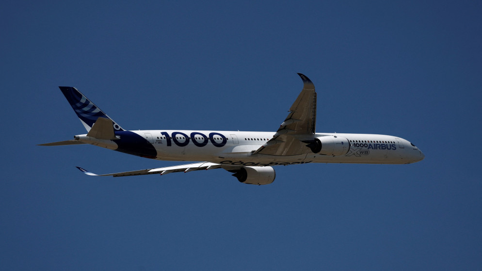 طائرة ركاب من طراز إيرباص A350-1000 خلال عرض جوي في الدورة الخامسة والخمسين من معرض باريس الدولي للطيران في مطار لو بورجيه بالقرب من باريس، فرنسا، 18 حزيران 2025. (رويترز)