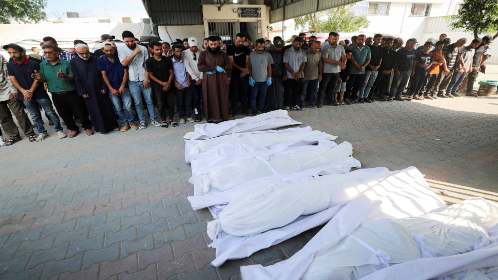 مشيعون يصلون على شهداء فلسطينيين في مستشفى الشفاء في مدينة غزة، 21 يونيو 2025. (رويترز/محمود عيسى)