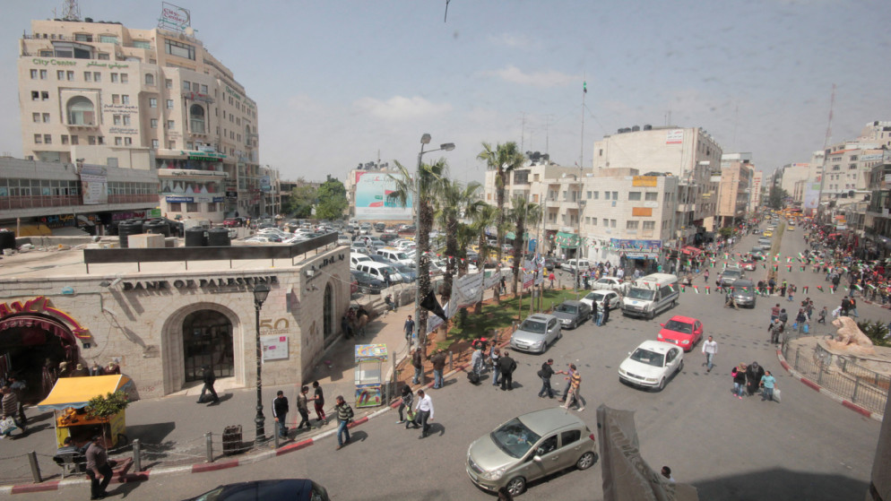 منظر جوي لشارع مزدحم وسط مدينة رام الله، فلسطين (istockphoto)