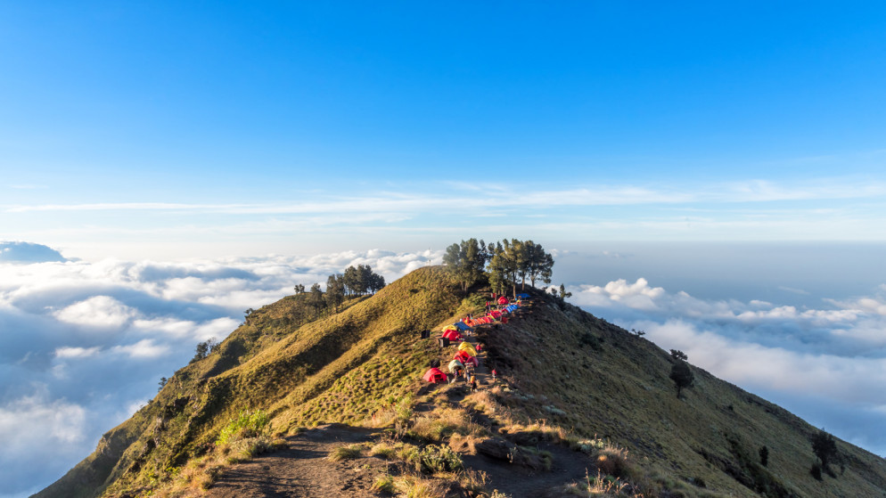موقع تخييم على حافة فوهة جبل رينجاني عند غروب الشمس. جزيرة لومبوك، إندونيسيا.(istockphoto)
