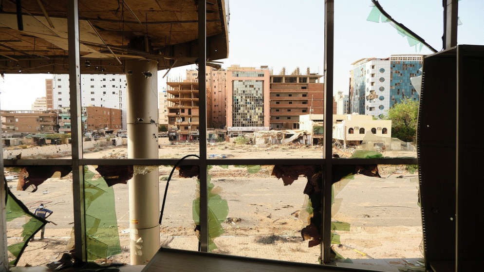 منظر لمبنى مستشفى الخرطوم التعليمي المدمر، كما يظهر من خلال النوافذ المتضررة لمبنى آخر محترق،. 26 أبريل 2025. (رويترز)