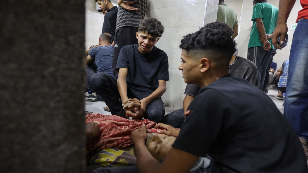 فلسطينيون ينعون جثمان أحد أقاربهم الذي استشهد بقصف إسرائيلي في نقطة توزيع مساعدات على طريق صلاح الدين. 24/06/2025. (أ ف ب)