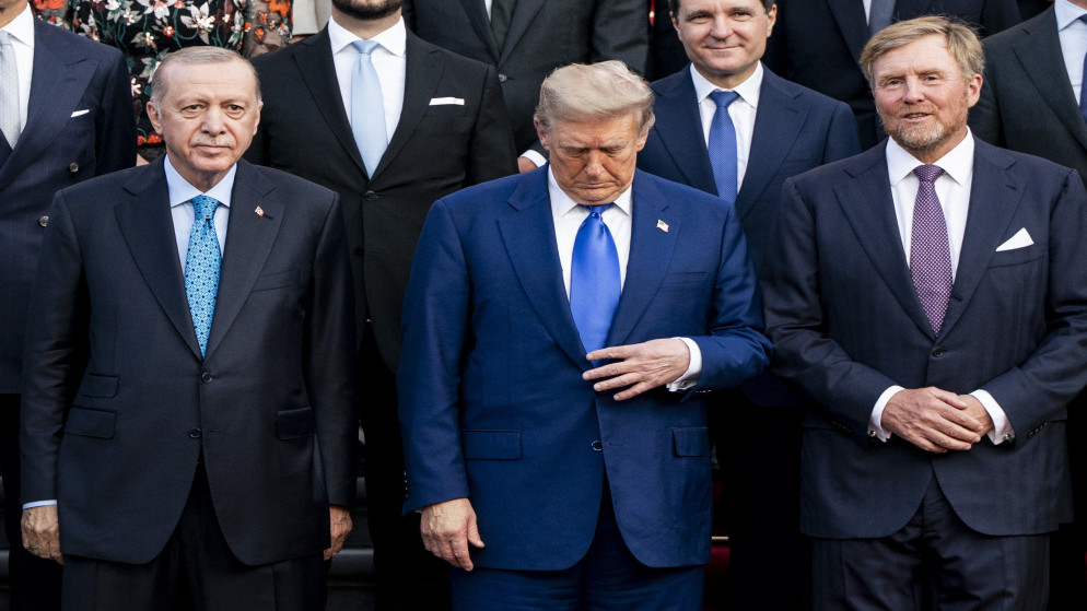 الرئيس التركي رجب طيب أردوغان والرئيس الأميركي دونالد ترامب خلال التقاط صورة لقادة ورؤساء دول وحكومات منظمة حلف شمال الأطلسي (الناتو). لاهاي. 24 حزيران 2025. (أ ف ب)