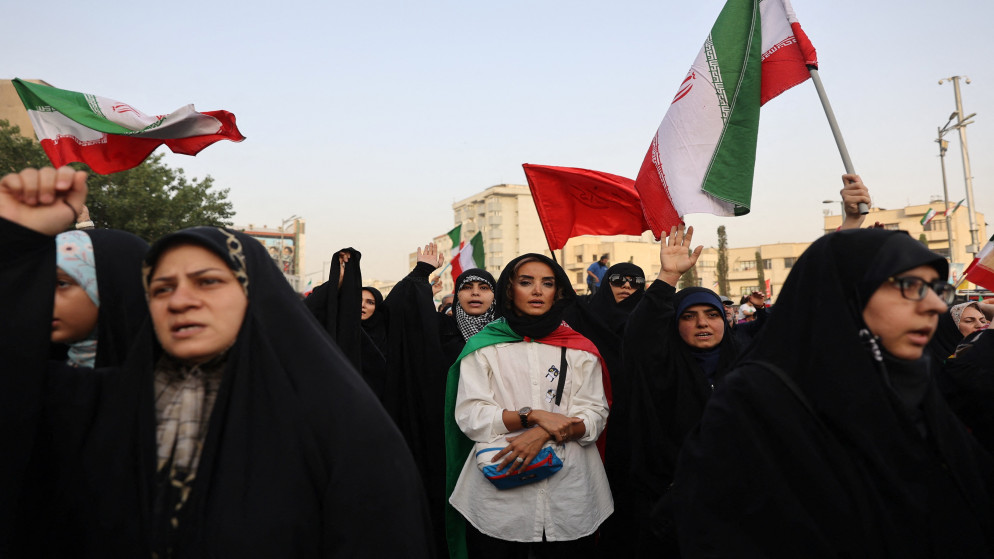 إيرانيون يحضرون تجمعًا لدعم القوات المسلحة الإيرانية، بعد إعلان وقف إطلاق النار بين إسرائيل وإيران، في طهران، 24 حزيران 2025.