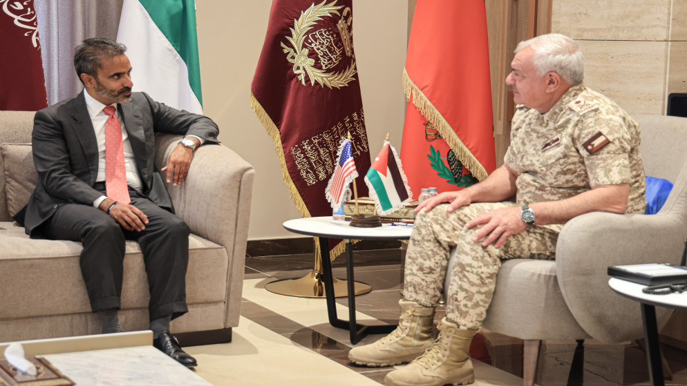اللواء الركن يوسف الحنيطي يستقبل القائم بأعمال السفير الأميركي في عمّان.(القوات المسلحة الأردنية)