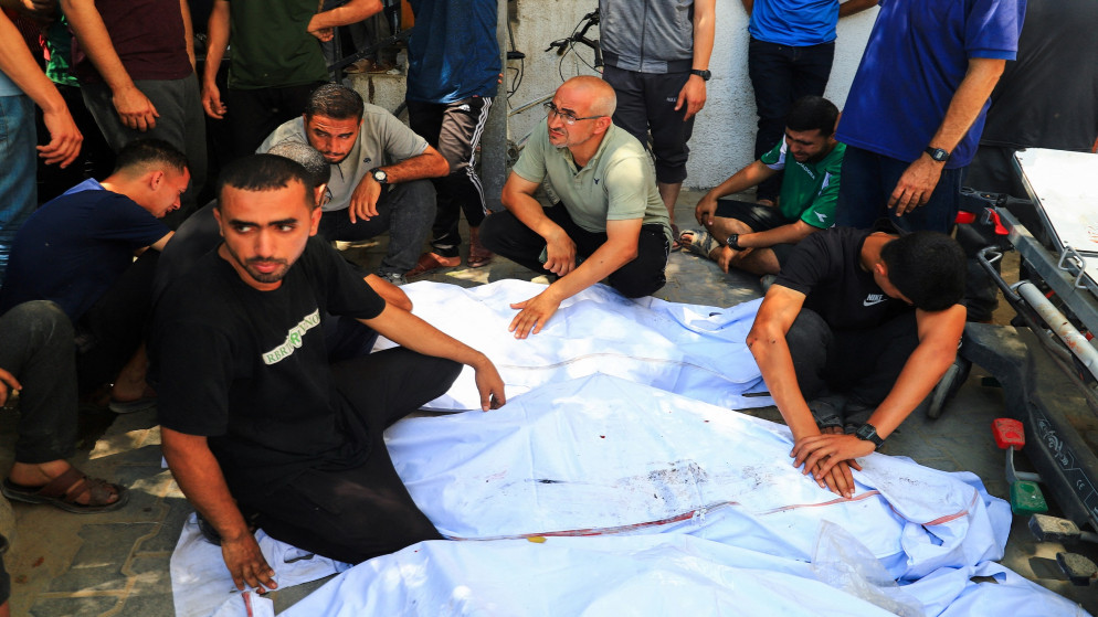 جثث شهداء فلسطينيين ارتقوا في غارة إسرائيلية، بحسب وزارة الصحة في غزة، في مستشفى الشفاء في مدينة غزة، 19 يونيو/حزيران 2025. (رويترز)