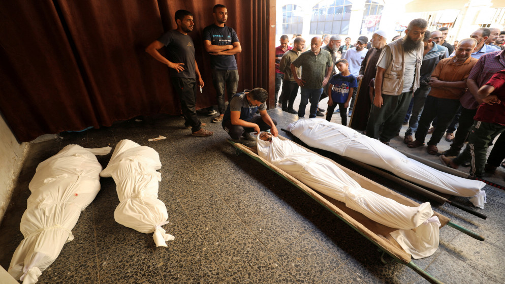 فلسطينيون يتجمعون بالقرب جثامين شهداء. مستشفى الأهلي العربي المعمداني في مدينة غزة، 25 حزيران 2025. (رويترز)