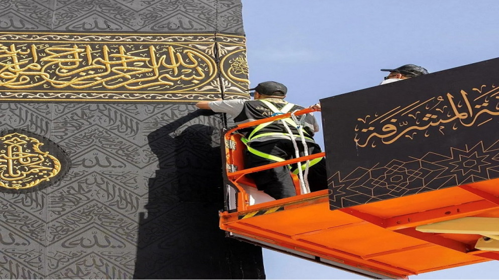 تغيير كسوة الكعبة المشرفة. (واس)