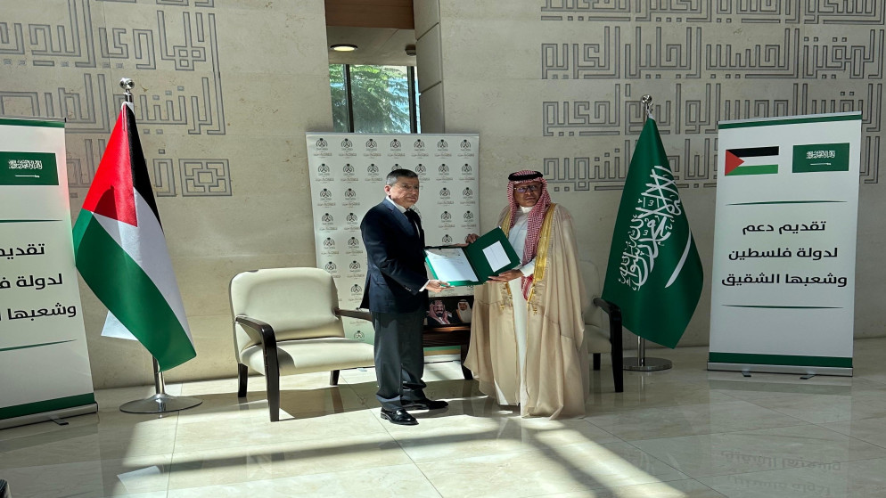 وزير المالية الفلسطيني عمر البيطار يتسلم دفعة من المنحة المقدمة لدولة فلسطين من السعودية بقيمة 30 مليون دولار. (وفا)