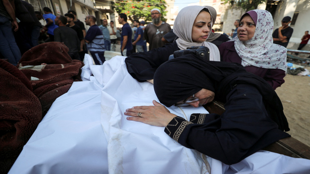فلسطينيون يشيعون جثامين شهداء في مستشفى الشفاء في مدينة غزة، 26 حزيران 2025. (رويترز)