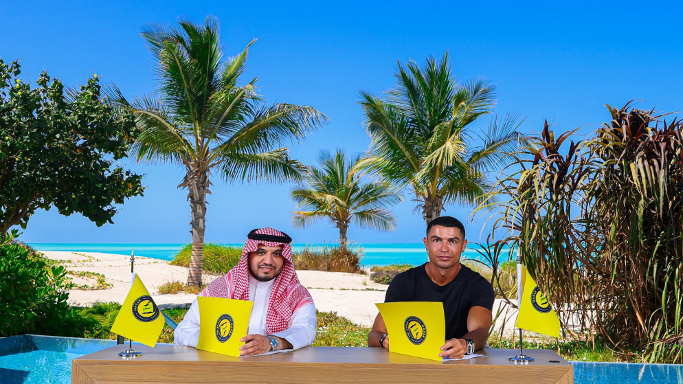 صورة نشرها نادي النصر لكرة القدم في 26 يونيو/حزيران 2025، تُظهر المهاجم البرتغالي كريستيانو رونالدو (يمين) وهو يوقع عقدًا جديدًا مع النادي السعودي، بحضور رئيس النادي عبد الله الماجد