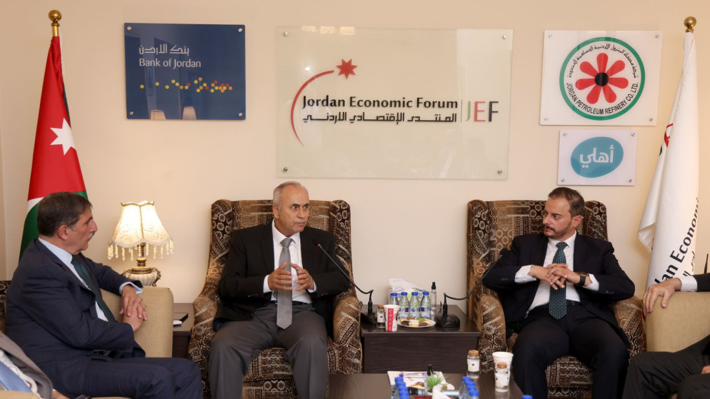 جلسة حوارية عقدها المنتدى الاقتصاد الأردني استضاف خلالها المدير العام لدائرة ضريبة الدخل والمبيعات حسام أبو علي